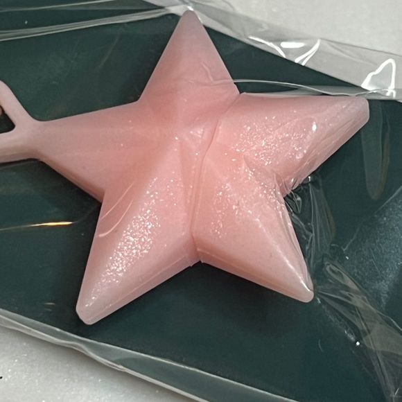 NWT Starbucks 2023 Holiday Pink Star Reusable Hot Cup Lid Stopper Keychain - Picture 6 of 7